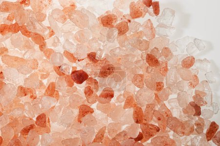 Téléchargez les photos : Gros plan sur les granules de sel rose. Vue du dessus. - en image libre de droit