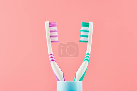 Téléchargez les photos : Deux brosses à dents manuelles sur fond rose. Vue de face depuis un angle bas. - en image libre de droit