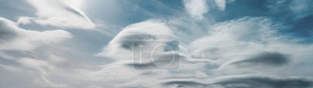 Foto de Formando nubes onduladas-abultadas Undulatus Asperatus. Panorama - Imagen libre de derechos