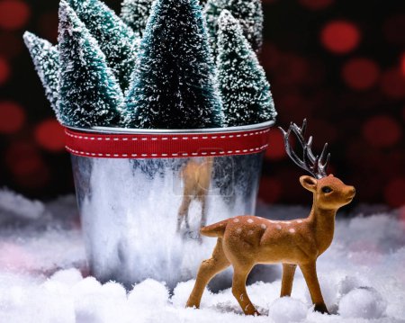 Téléchargez les photos : Figurine d'ornement en renne avec sapins de Noël et neige - en image libre de droit