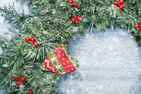 Téléchargez les photos : Couronne de Noël d'hiver avec chute de neige - en image libre de droit