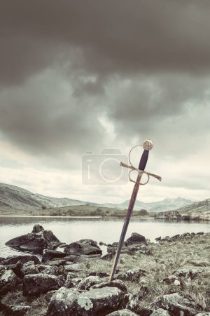 Foto de Espada en las rocas en el desierto rural del Parque Nacional Snowdonia, Gales del Norte, Reino Unido - Imagen libre de derechos