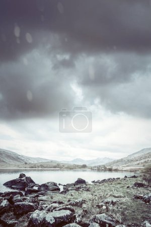 Foto de El campo escarpado y las montañas de Llanberis en el Parque Nacional de Snowdonia, Gales del Norte - Imagen libre de derechos