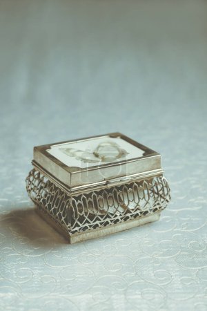 Foto de Cofre antiguo para joyas con mariposa en la tapa - Imagen libre de derechos