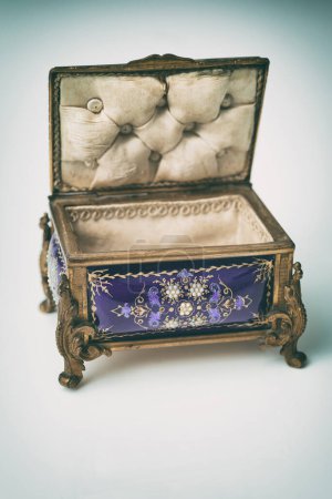Foto de Cofre de joyería antigua con decoración de vidrio ornamentado - Imagen libre de derechos