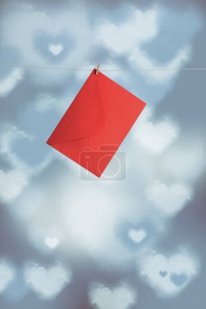 Foto de Sobre rojo en línea con fondo de nube en forma de corazón - Imagen libre de derechos