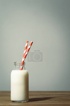 Foto de Botella única de leche con paja - Imagen libre de derechos