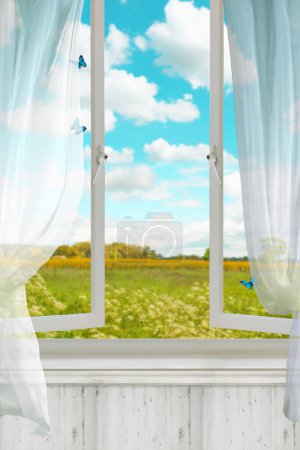 Téléchargez les photos : Fenêtres ouvertes donnant sur une prairie rurale au Royaume-Uni - en image libre de droit