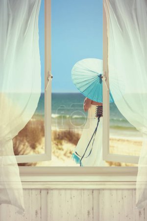 Foto de Mujer en la playa a través de ventanas abiertas - Imagen libre de derechos