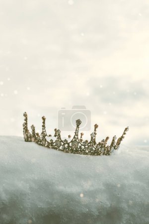 Foto de Corona decorativa en la nieve - Imagen libre de derechos