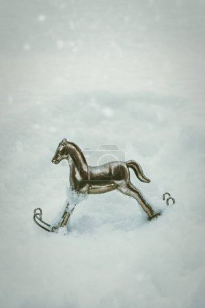 Foto de Juguete de plata balanceo caballo en la nieve - Imagen libre de derechos