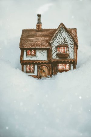 Foto de Pequeña casa de campo de cerámica en nieve - Imagen libre de derechos