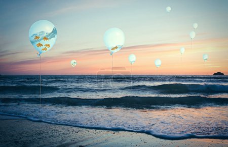 Foto de Paisaje marino surrealista con globos llenos de agua y peces dorados flotando sobre el mar - Imagen libre de derechos