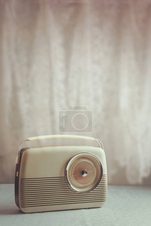 Foto de Radio vintage en la mesa - Imagen libre de derechos