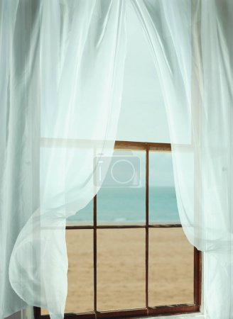 Foto de Ventana con vista al mar con vistas al mar con barco - Imagen libre de derechos