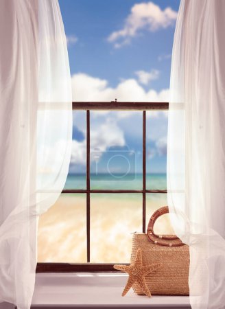 Foto de Bolso de playa en la repisa de la ventana contra un océano de verano - Imagen libre de derechos