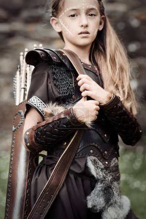 Foto de Chica guerrera con carcaj lleno de flechas - Imagen libre de derechos