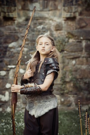 Téléchargez les photos : Fille en costume médiéval avec arc et flèches - en image libre de droit