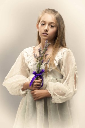 Foto de Chica joven sosteniendo lavanda atada con cinta púrpura - Imagen libre de derechos
