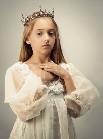 Foto de Retrato de una joven con una corona real - Imagen libre de derechos