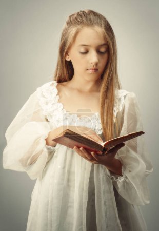 Foto de Chica joven leyendo un libro - Imagen libre de derechos