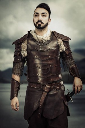 Foto de Hombre en traje de cuero hecho a mano medieval con espada - Imagen libre de derechos