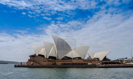 Téléchargez les photos : Opéra à Sydney, Australie avec le beau ciel nuage de fond. Sydney, NSW - 12 février 2023. - en image libre de droit