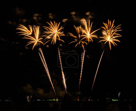 Téléchargez les photos : Spectacle de feux d'artifice sous des concepts déconcentrés ou flous avec fond noir isolé la nuit, cette célébration est pour le Festival international de feux d'artifice à Pattaya les 24 et 25 novembre en Thaïlande - en image libre de droit