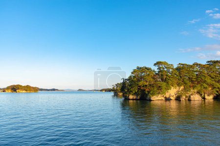 Téléchargez les photos : Baie de Matsushima au crépuscule, belles îles couvertes de pins et de rochers. L'une des trois vues du Japon, et est également le site des Zuigan-ji, Entsu-in et Kanrantei. à Miyagi Prefecture, Japon - en image libre de droit