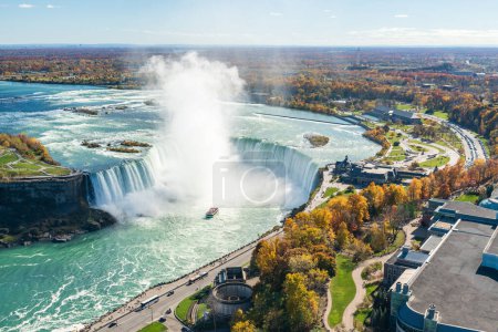 Mit Blick auf die Niagara Falls Horseshoe Falls an einem sonnigen Tag im Herbst Laub Saison. Niagara Falls City, Ontario, Kanada.