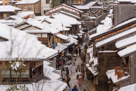 Foto de Kyoto, Japón - 24 de enero de 2023: Pendiente Ninen-zaka con nieve en invierno. Ninenzaka.. - Imagen libre de derechos