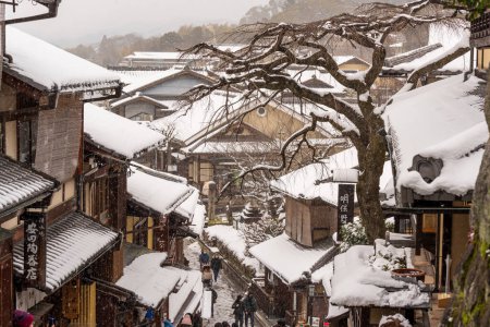 Foto de Kyoto, Japón - 24 de enero de 2023: Pendiente de Sannen-zaka con nieve en invierno. Sannenzaka.. - Imagen libre de derechos