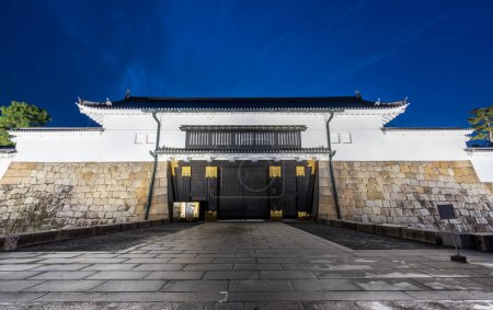 Téléchargez les photos : Kyoto, Japon - 19 février 2023 : Nijo Castle Great Eastern Gate Higashi Otemon avec éclairage la nuit. - en image libre de droit