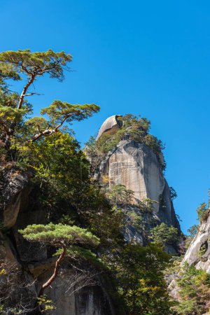 Téléchargez les photos : Rock Kakuenbou, une montagne rocheuse massive. Symbole de la gorge de Mitake Shosenkyo. Une attraction touristique populaire. Vue sur le paysage de feuillage d'automne par temps ensoleillé. Kofu, préfecture de Yamanashi, Japon - en image libre de droit