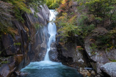 Téléchargez les photos : Cascade de Senga (Sengataki), Une cascade dans les gorges Mitake Shosenkyo. Vue sur le paysage de feuillage d'automne par temps ensoleillé. Attractions touristiques populaires à Kofu, préfecture de Yamanashi, Japon - en image libre de droit