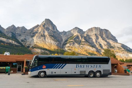 Téléchargez les photos : Alberta, Canada - 28 sept.2023 : Arrêt Brewster Express Bus devant le magasin de la station Saskatchewan River Crossing. situé sur la promenade des Glaciers dans le parc national Banff. - en image libre de droit
