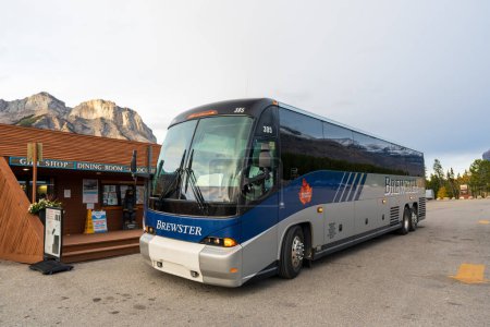 Téléchargez les photos : Alberta, Canada - 28 sept.2023 : Arrêt Brewster Express Bus devant le magasin de la station Saskatchewan River Crossing. situé sur la promenade des Glaciers dans le parc national Banff. - en image libre de droit