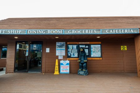 Téléchargez les photos : Alberta, Canada - 28 septembre 2023 : Hôtel-boutique, salle à manger, épicerie, cafétéria à Saskatchewan River Crossing. situé sur la promenade des Glaciers dans le parc national Banff. - en image libre de droit