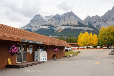 Téléchargez les photos : Alberta, Canada - 28 septembre 2023 : Hôtel-boutique, salle à manger, épicerie, cafétéria à Saskatchewan River Crossing. situé sur la promenade des Glaciers dans le parc national Banff. - en image libre de droit