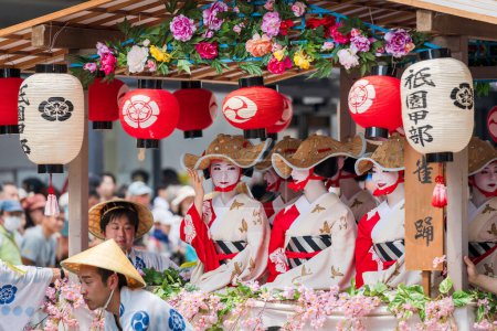 Foto de Kyoto, Japón - 24 de julio de 2023: Festival Gion Matsuri, Hanagasa Junko Parade. Flor Paraguas Procesión de desfile de carrozas en la calle de la ciudad. - Imagen libre de derechos
