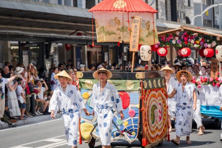 Foto de Kyoto, Japón - 24 de julio de 2023: Festival Gion Matsuri, Hanagasa Junko Parade. Flor Paraguas Procesión de desfile de carrozas en la calle de la ciudad. - Imagen libre de derechos
