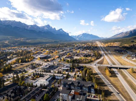 Téléchargez les photos : Aerial view of Trans-Canada Highway (Highway 1) exit 89 to Downtown Canmore in Canadian Rockies in a autumn sunny day. Alberta, Canada. Transportation concept. - en image libre de droit