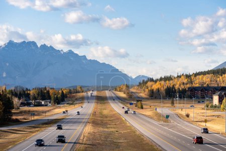 Téléchargez les photos : Canmore, AB, Canada - OCT 5 2023 : Trans-Canada Highway (Highway 1) exit 89 to Downtown Canmore in Canadian Rockies in autumn season. Transportation concept. - en image libre de droit