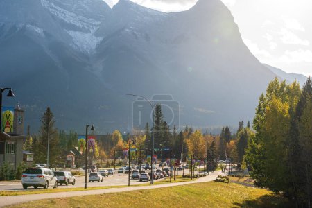 Téléchargez les photos : Canmore, AB, Canada - OCT 5 2023 : Trans-Canada Highway (Highway 1) exit 89 to Downtown Canmore. Benchlands Trail, Bow Valley Trail, Railway Ave. - en image libre de droit