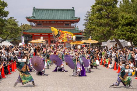 Téléchargez les photos : Kyoto, Japon - 31 mars 2024 : Kyoto Sakura Yosakoi (Sakuyosa) festival. Un groupe de danseurs dansant dans une rue de la région d'Okazaki autour du sanctuaire Heian. - en image libre de droit