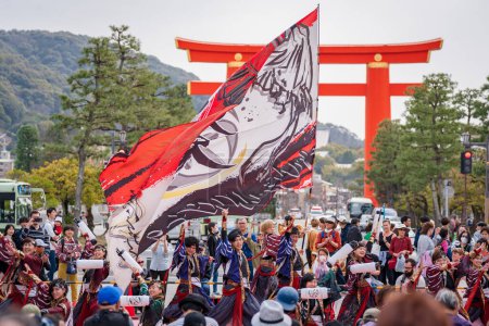 Téléchargez les photos : Kyoto, Japon - 31 mars 2024 : Kyoto Sakura Yosakoi (Sakuyosa) festival. Un groupe de danseurs dansant dans une rue de la région d'Okazaki autour du sanctuaire Heian. - en image libre de droit