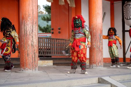 Téléchargez les photos : Kyoto, Japon - 3 février 2024 : Heian Jingu Shrine Setsubun festival. Interprètes portant un costume oni (démon ou ogre) lors de la cérémonie rituelle traditionnelle shinto japonaise. - en image libre de droit