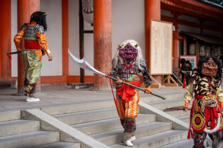 Téléchargez les photos : Kyoto, Japon - 3 février 2024 : Heian Jingu Shrine Setsubun festival. Interprètes portant un costume oni (démon ou ogre) lors de la cérémonie rituelle traditionnelle shinto japonaise. - en image libre de droit