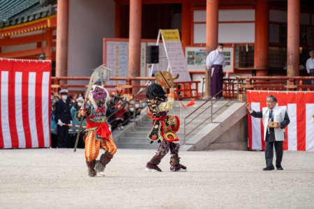 Téléchargez les photos : Kyoto, Japon - 3 février 2024 : Heian Jingu Shrine Setsubun festival torréfié haricots dispersant cérémonie "mamemaki". Personnel du sanctuaire jeter les haricots de fortune. - en image libre de droit