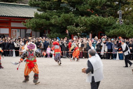 Téléchargez les photos : Kyoto, Japon - 3 février 2024 : Heian Jingu Shrine Setsubun festival torréfié haricots dispersant cérémonie "mamemaki". Personnel du sanctuaire jeter les haricots de fortune. - en image libre de droit